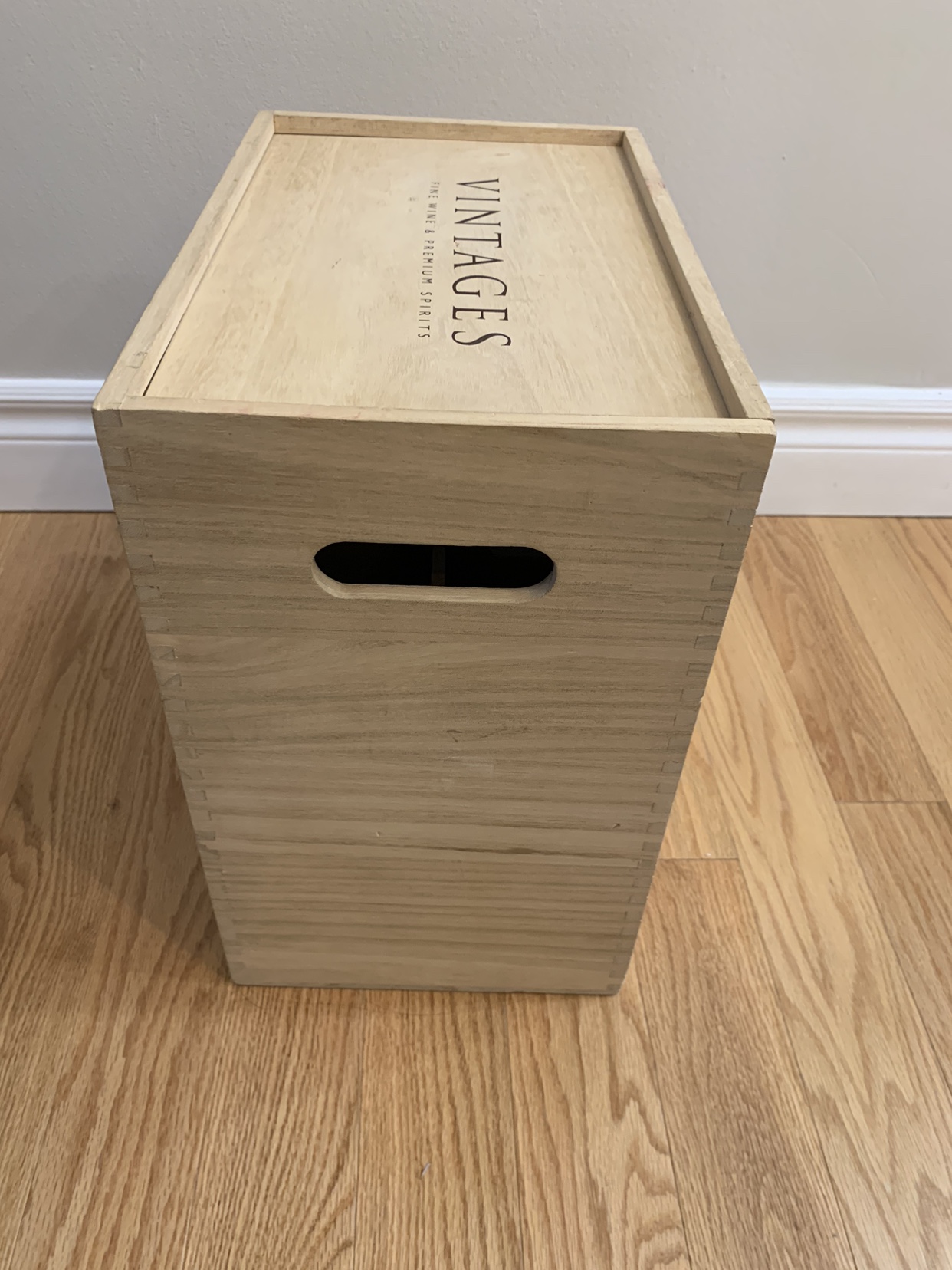 LCBO Vintages 6 Bottle Wine Crate image indicator(5)