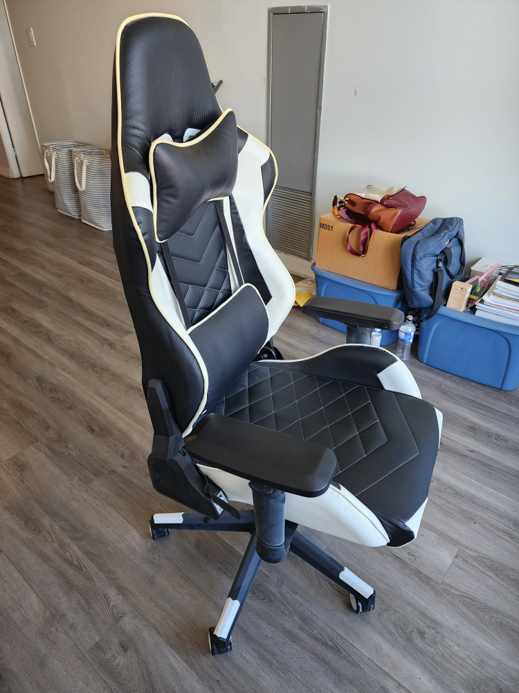 white gaming chair - photo 2