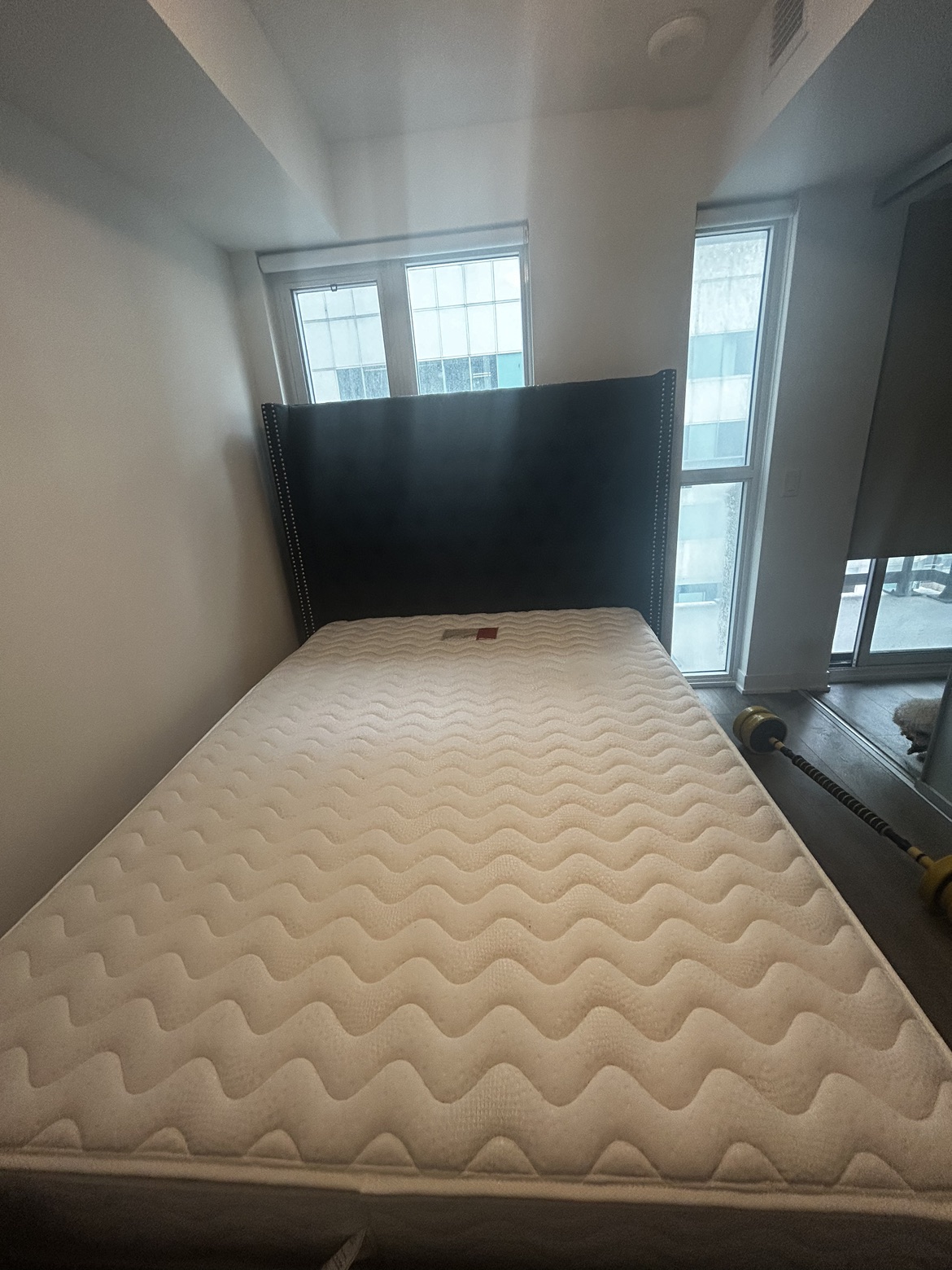 Bed frame & mattress from Structube pick up from location