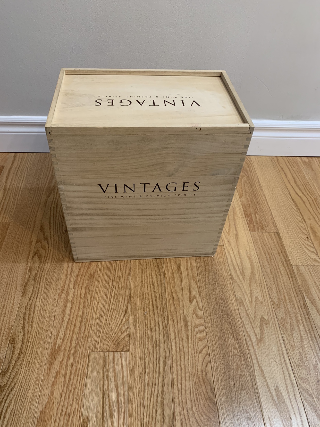 LCBO Vintages 6 Bottle Wine Crate image indicator(7)