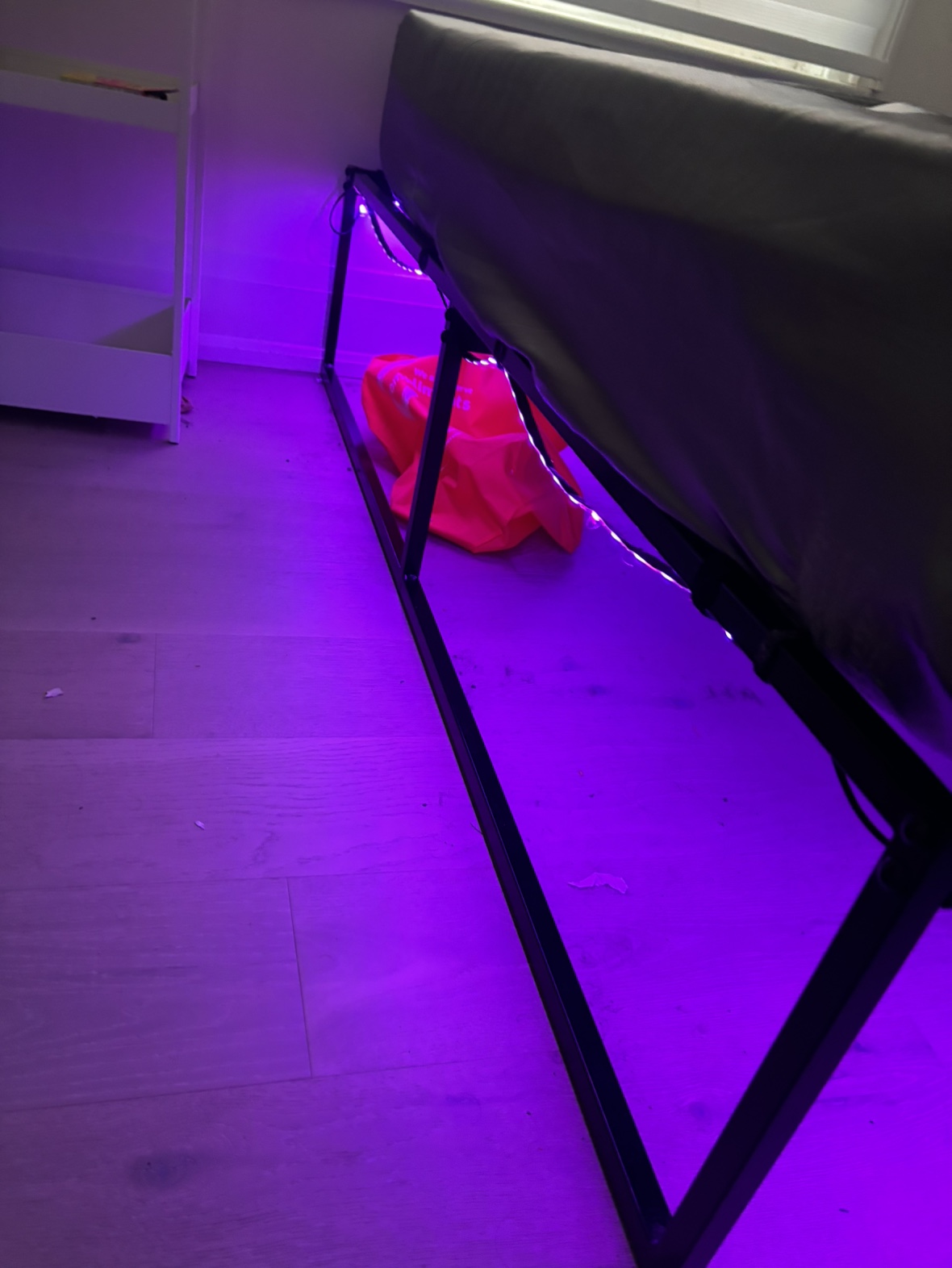 Queen bed frame - photo 2