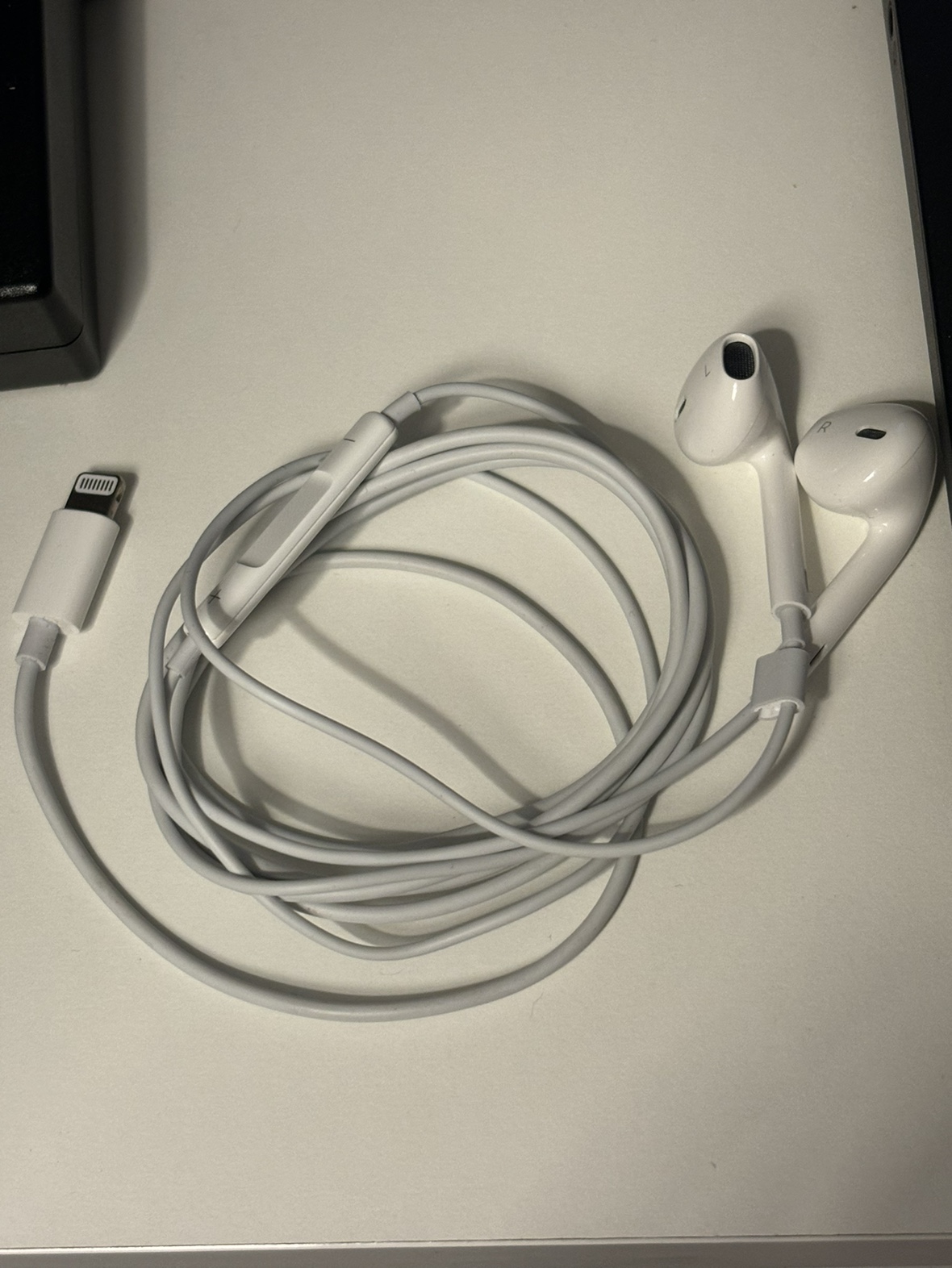 apple lightning earphones thumbnail
