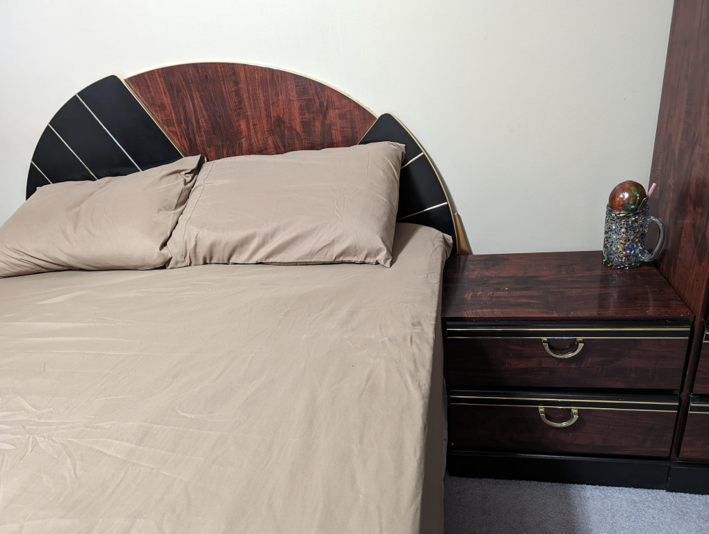 Free Queen size bedroom set - photo 2