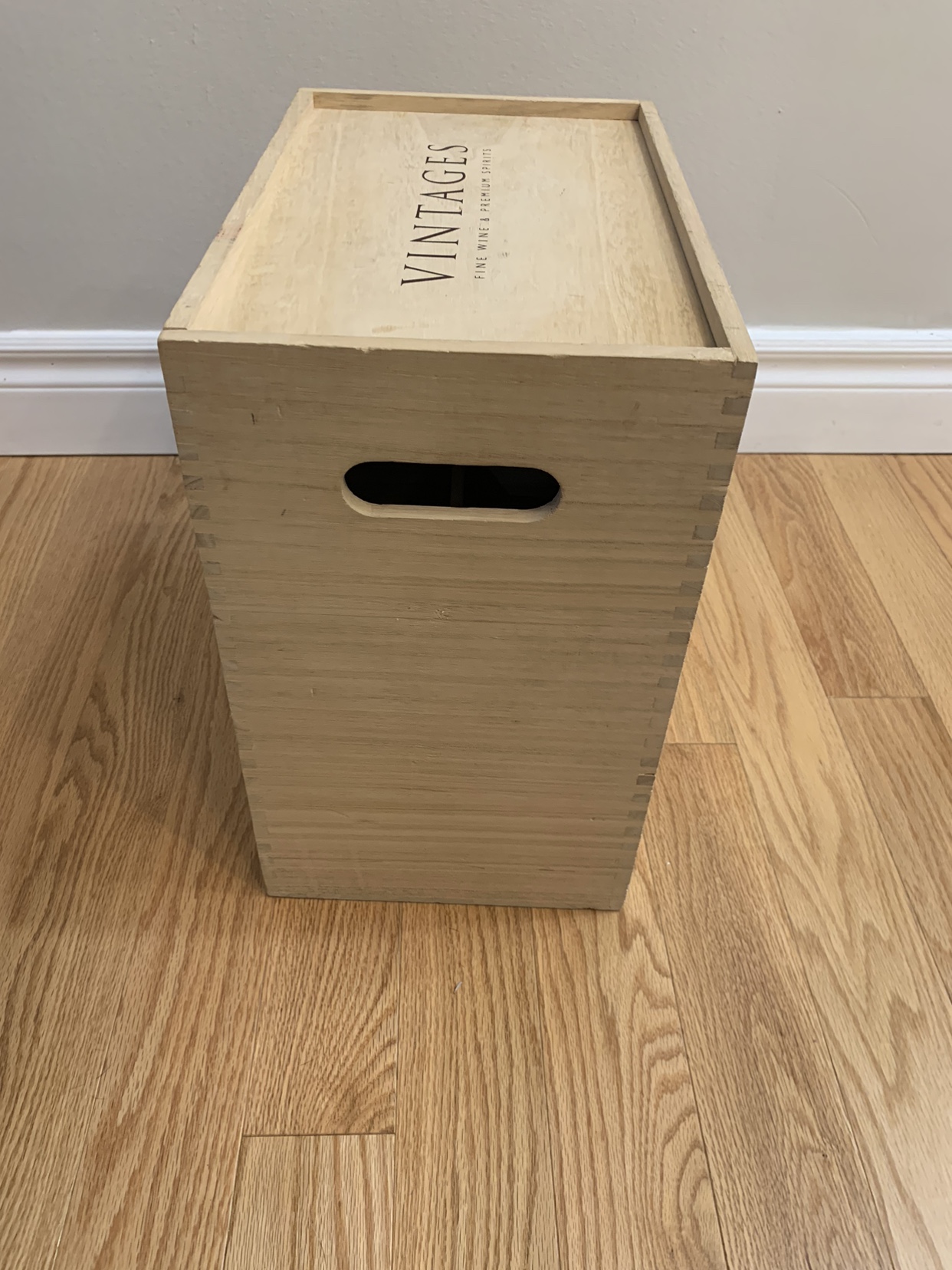 LCBO Vintages 6 Bottle Wine Crate image indicator(9)