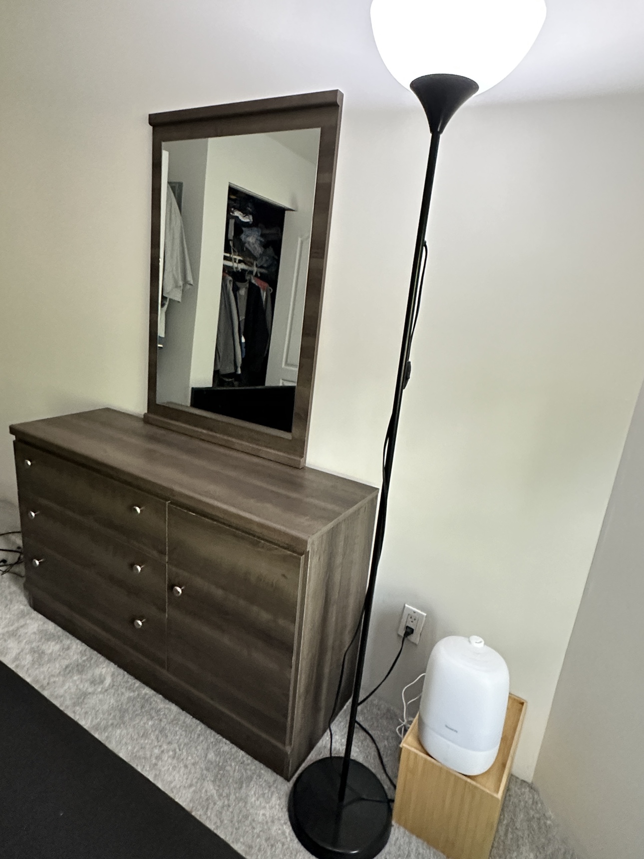 Beautiful Queen-Size Bedroom Set - Excellent Condition - photo 2