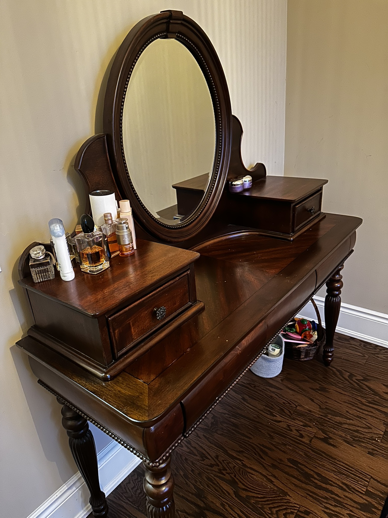 Bombay vanity table