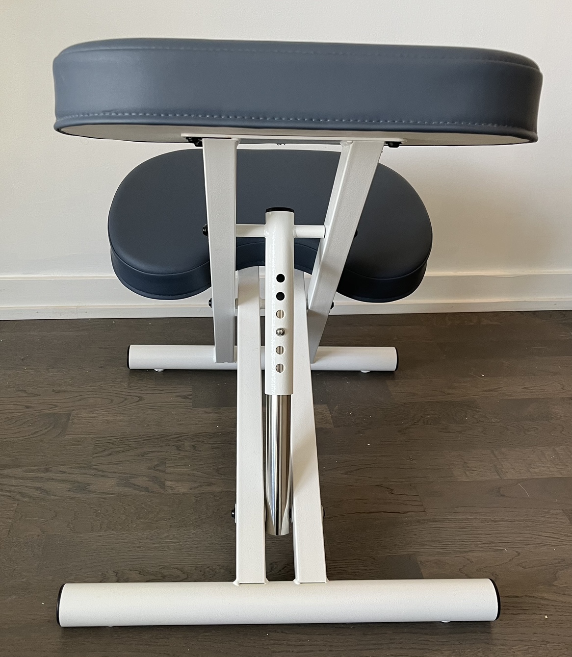 Ergonomic Kneeling Chair - White/Navy image indicator(2)