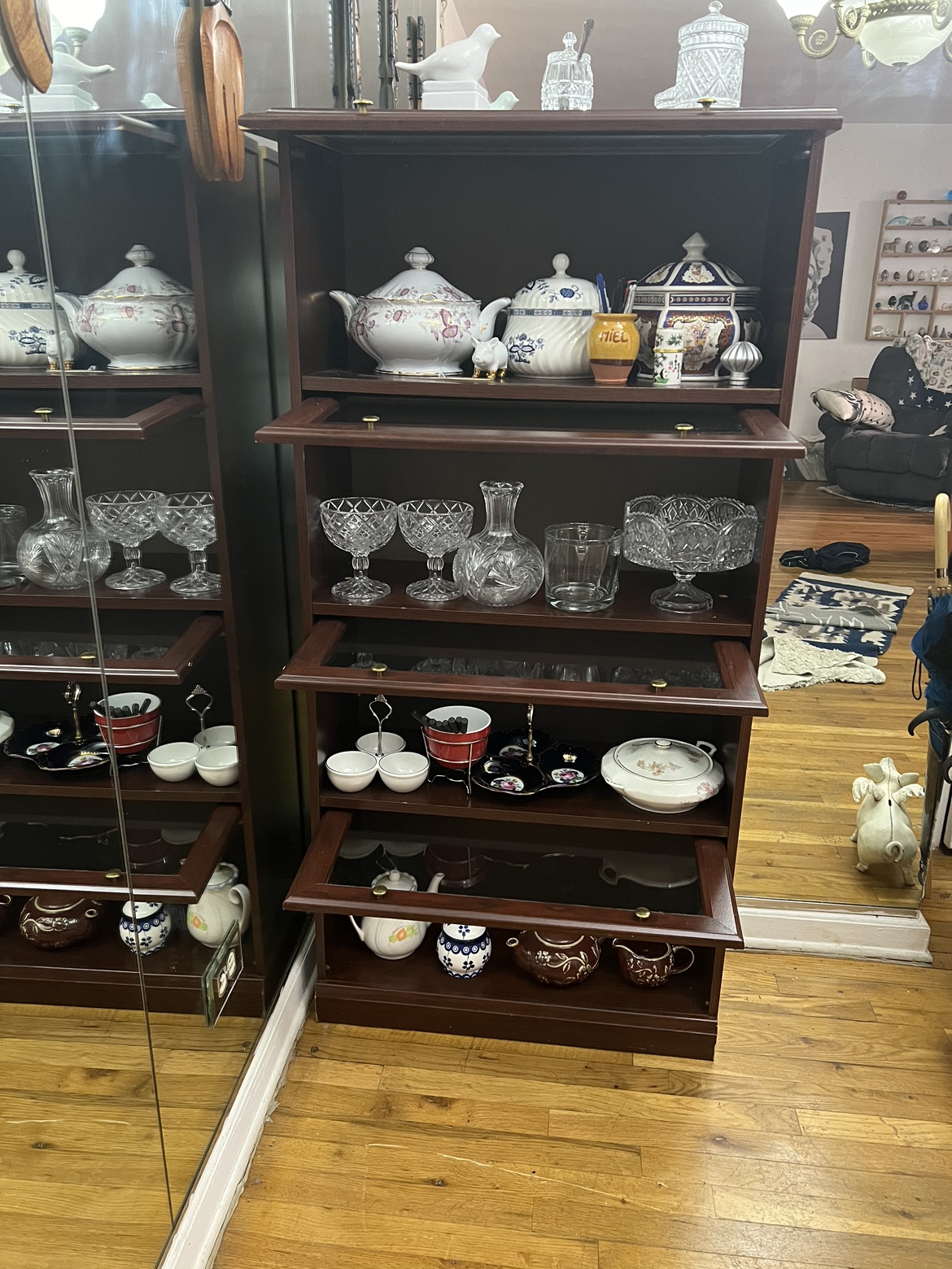 Barrister cabinet with 5 glass doors . 59H.13D.29w image indicator(10)