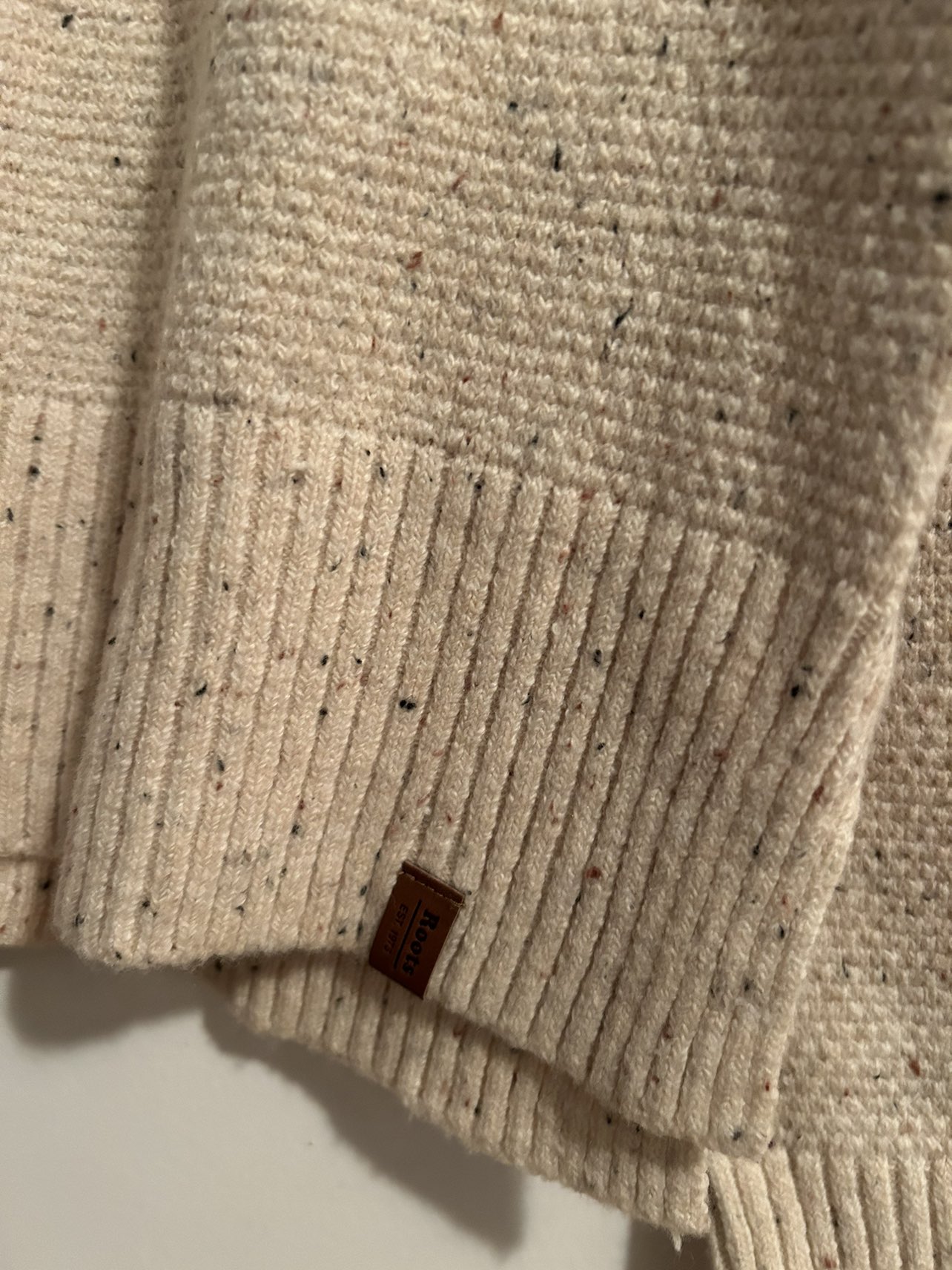 Roots women’s sweater size xl -new with tags- image indicator(3)