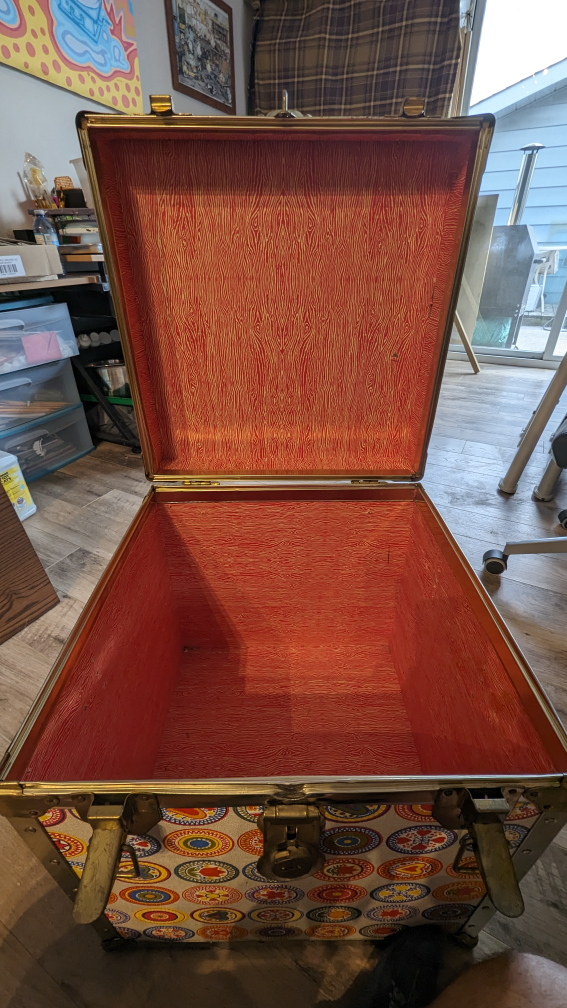 Vintage cube shaped trunk/chest - photo 3