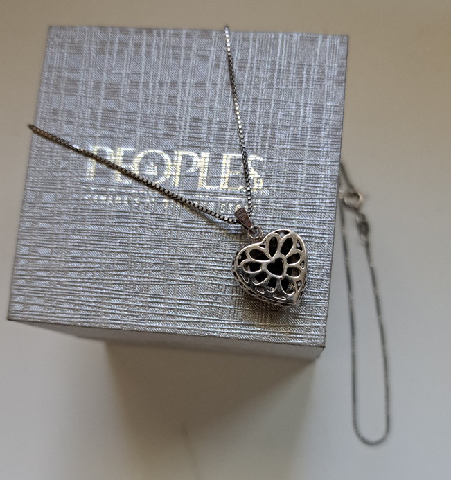 Saphire Pendant Necklace image indicator(3)