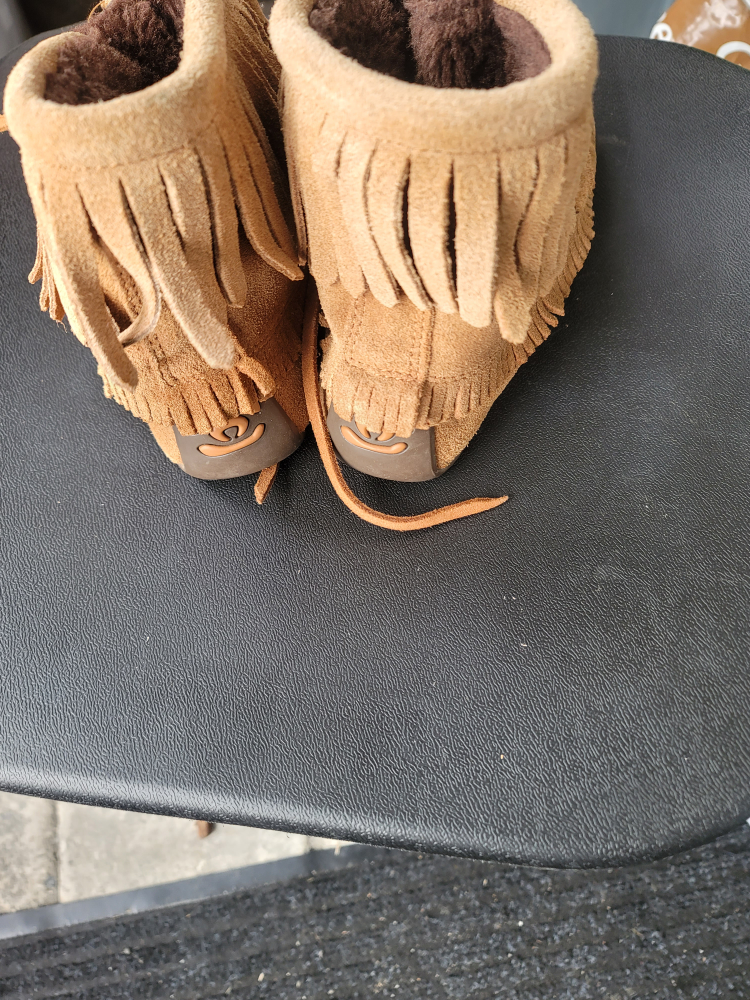 ManitoBah Mukluks image indicator(6)