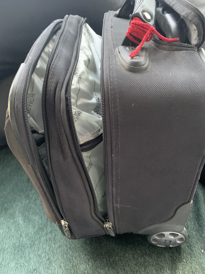 Business carry on suitcase image indicator(3)