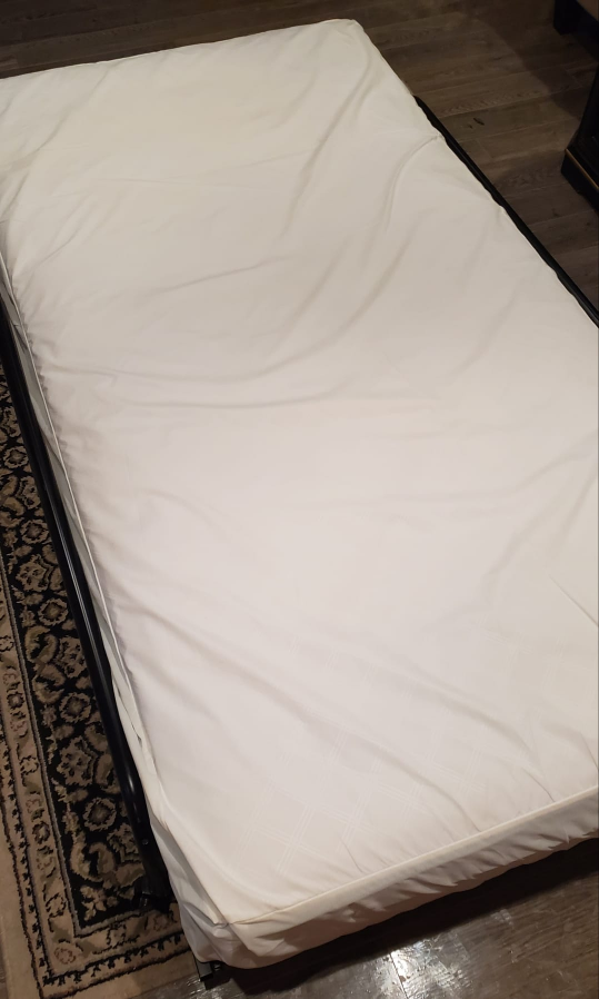 Twin mattress w/covering