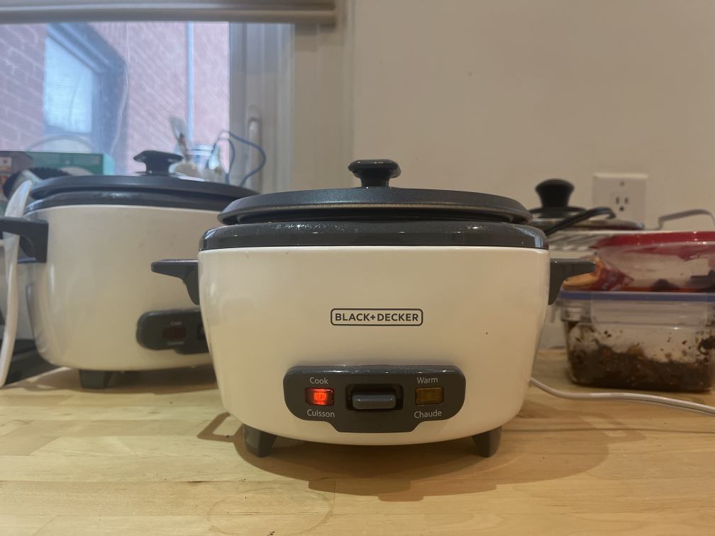 Small Black + Decker Rice Cooker w/ steamer basket - MOVING SALE - photo 2