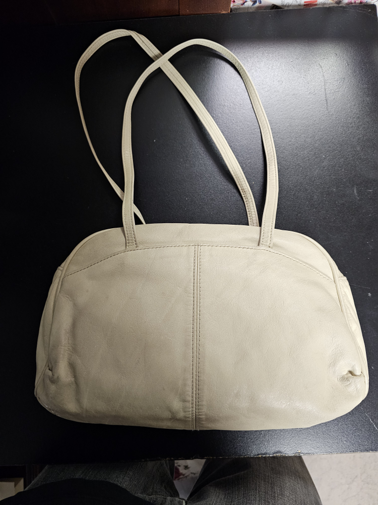 HUGE COLLECTION OF BEAUTIFUL POCKETBOOKS / HANDBAGS image indicator(4)