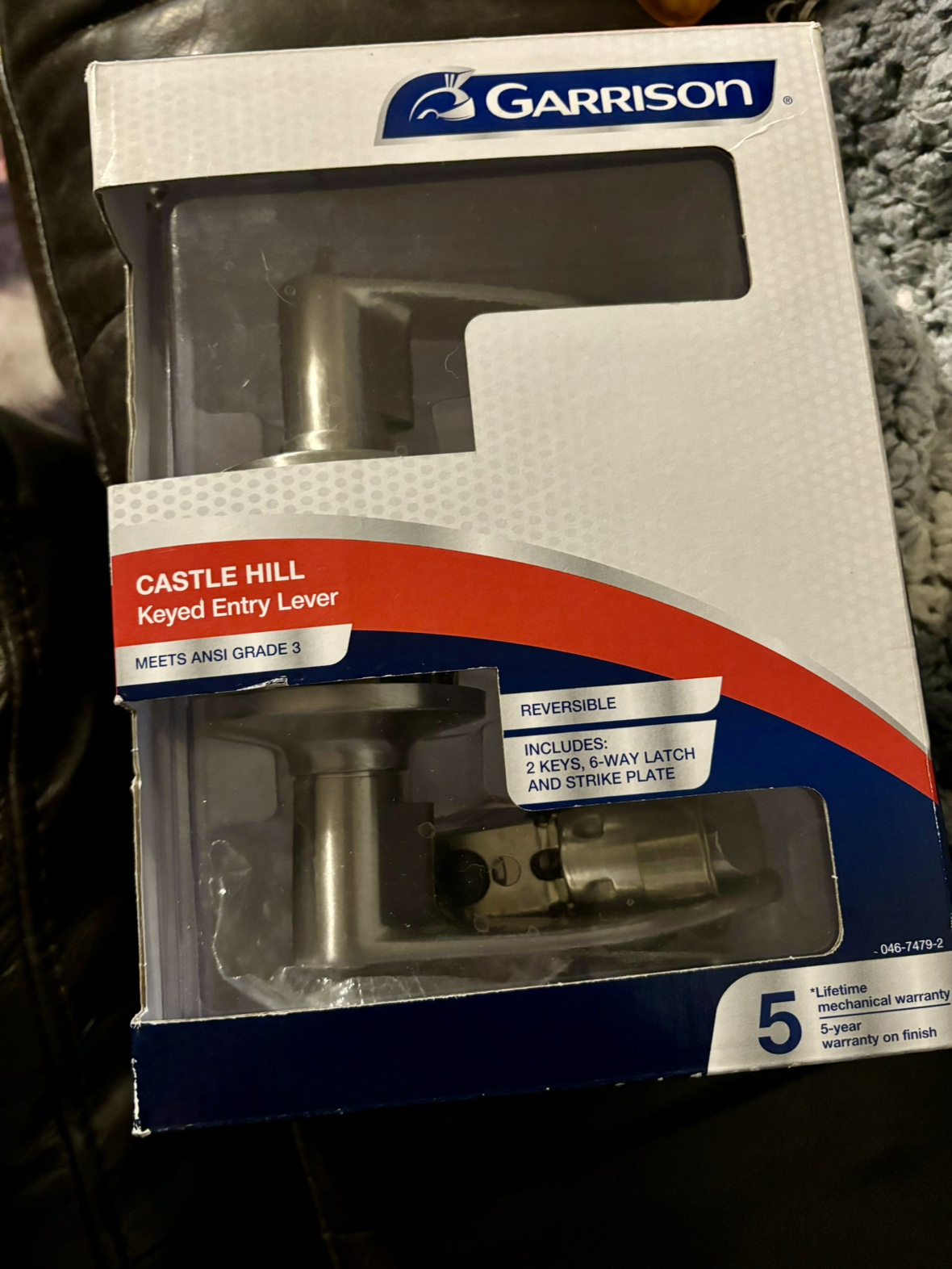 Straight entry keyed door lever