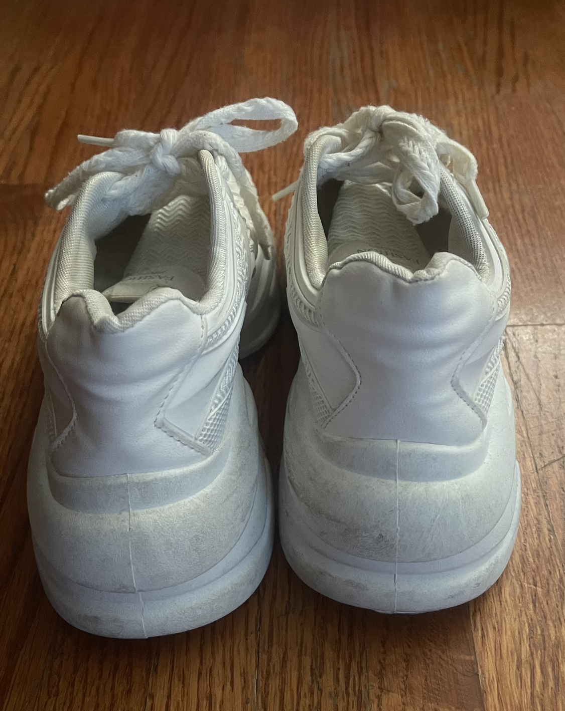 Fashion white sneakers image indicator(2)