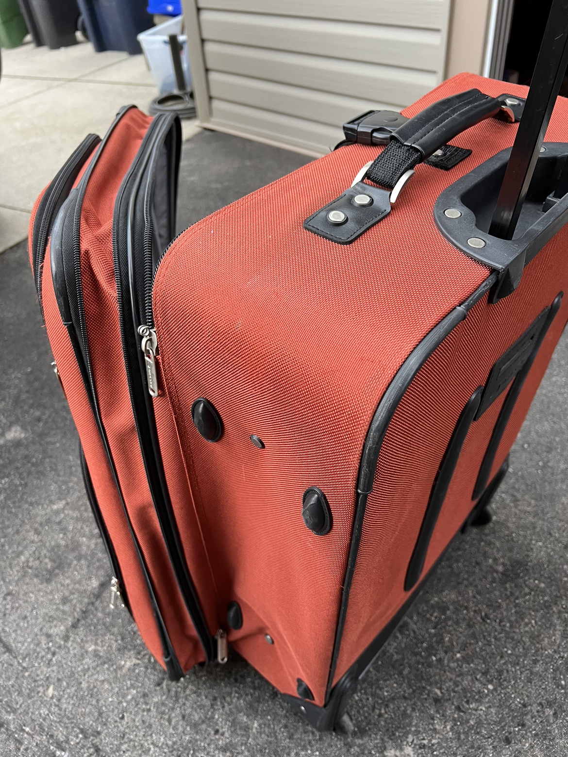 Medium suitcase image indicator(2)