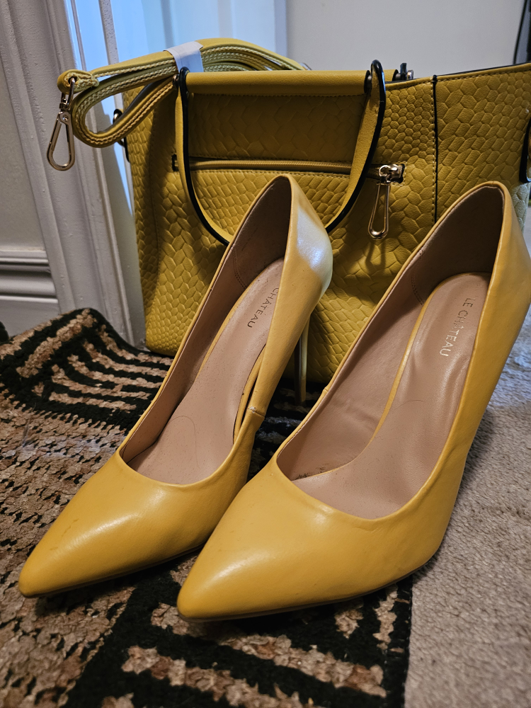 Woman's Shoes, Coat and Purse image indicator(5)