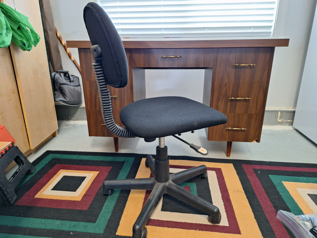 desk and chair - photo 2