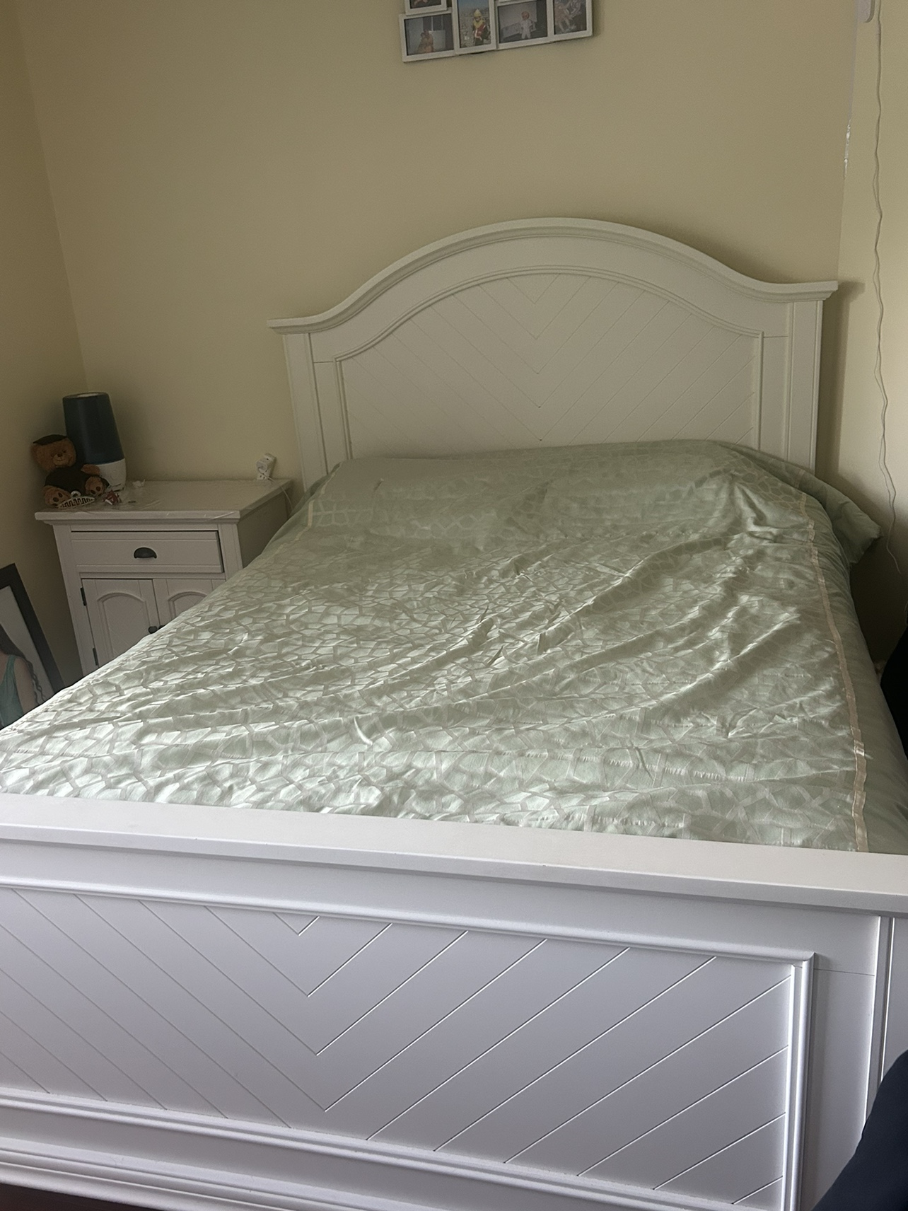The Brick-Queen Bed set