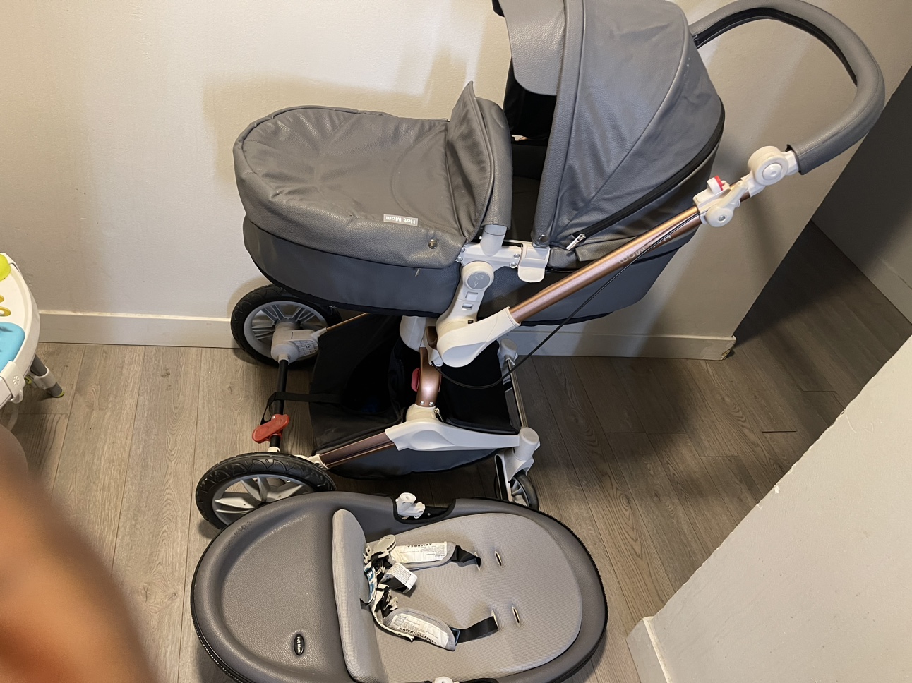 Baby stroller 2 in 1- hot mom baby stroller. Very good condition