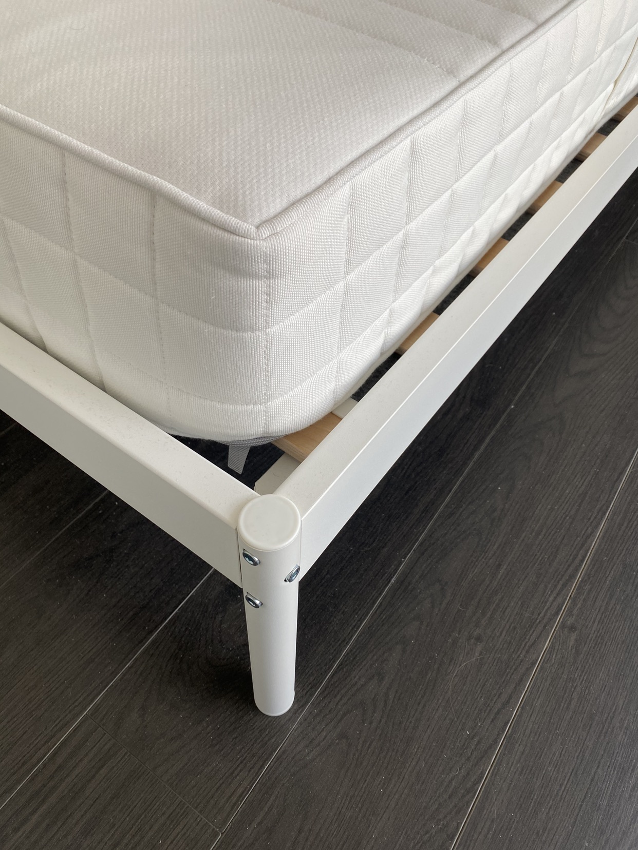 Urgent Moving Sale! QUEEN MATTRES AND BED FRAME - photo 2