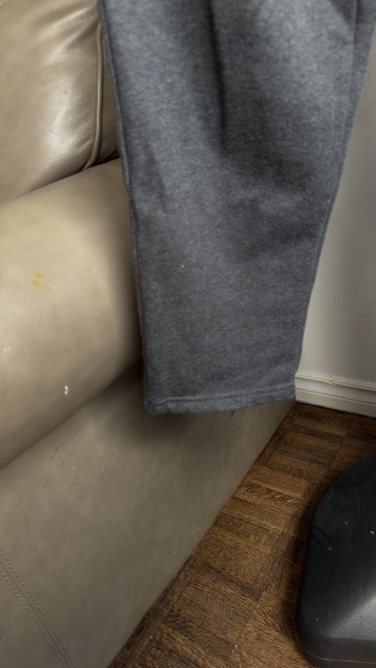 Puma sweatpants moving sell image indicator(2)