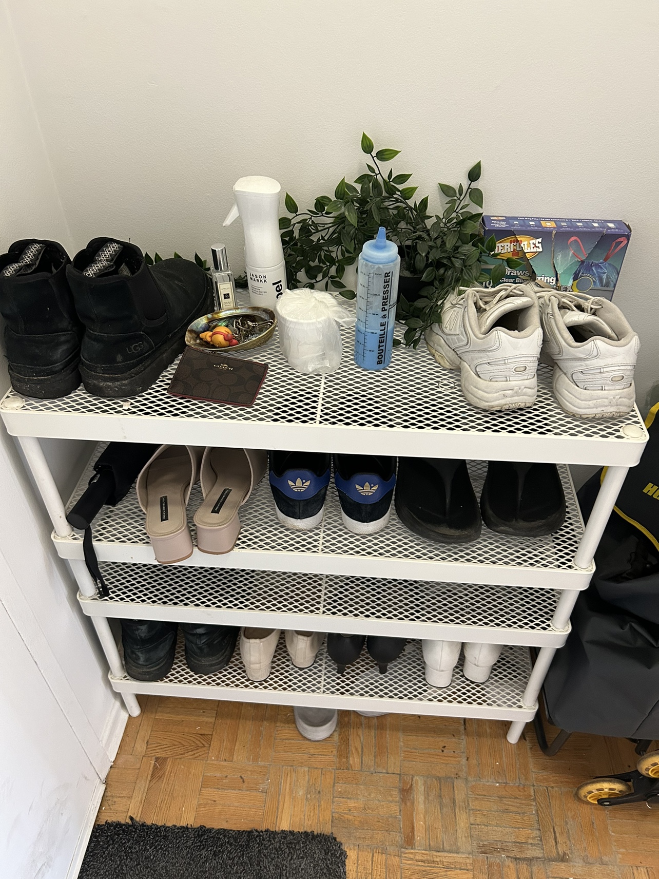 Shoes rack / shelf