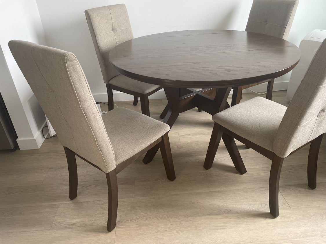 Round dinner table with 4 chairs like new