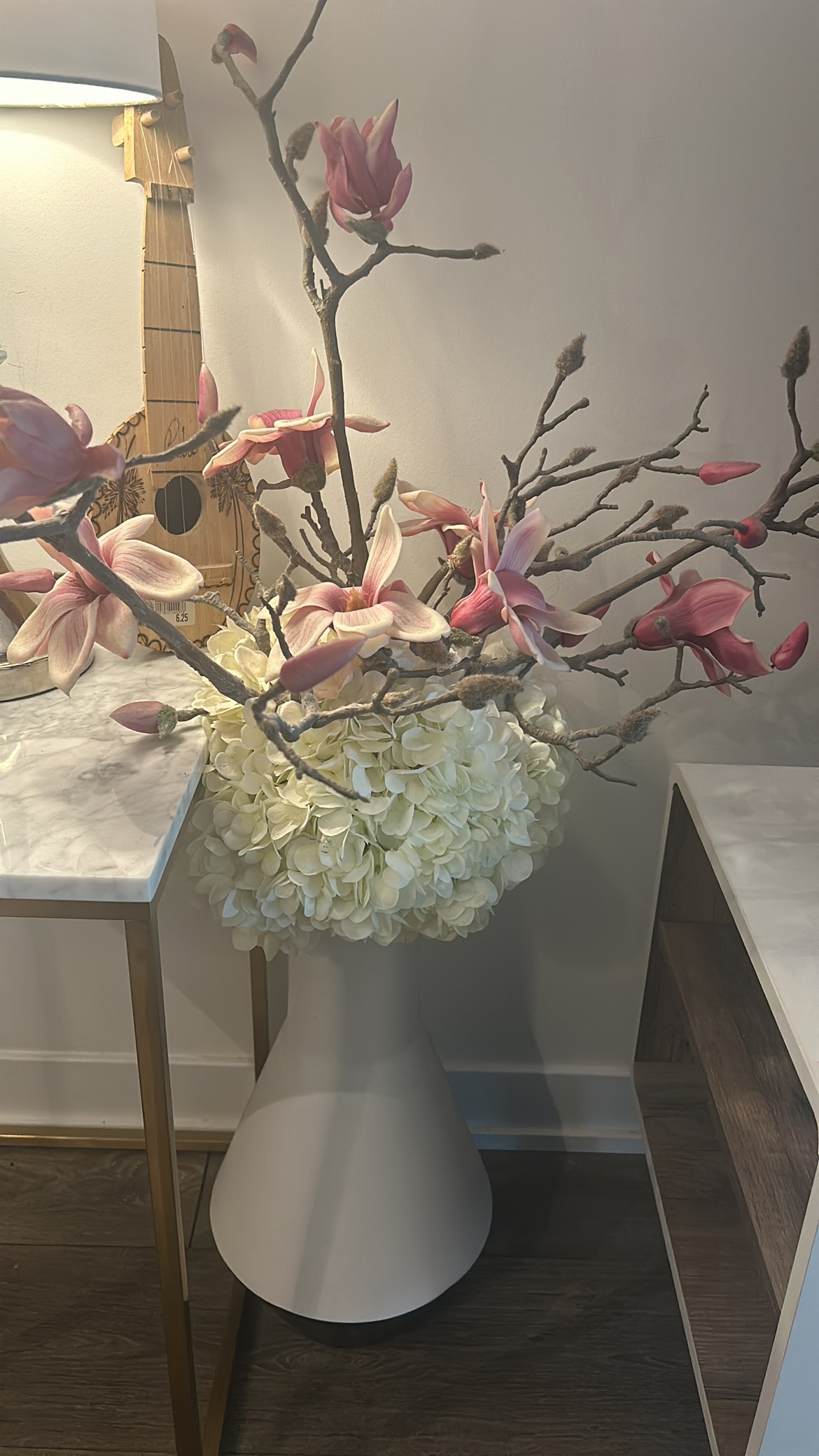Structube realistic flower arrangement + vase