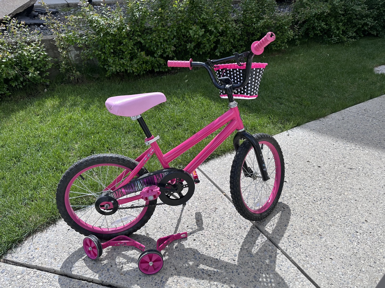 Kids bike with 18” wheels, basket, and training wheels