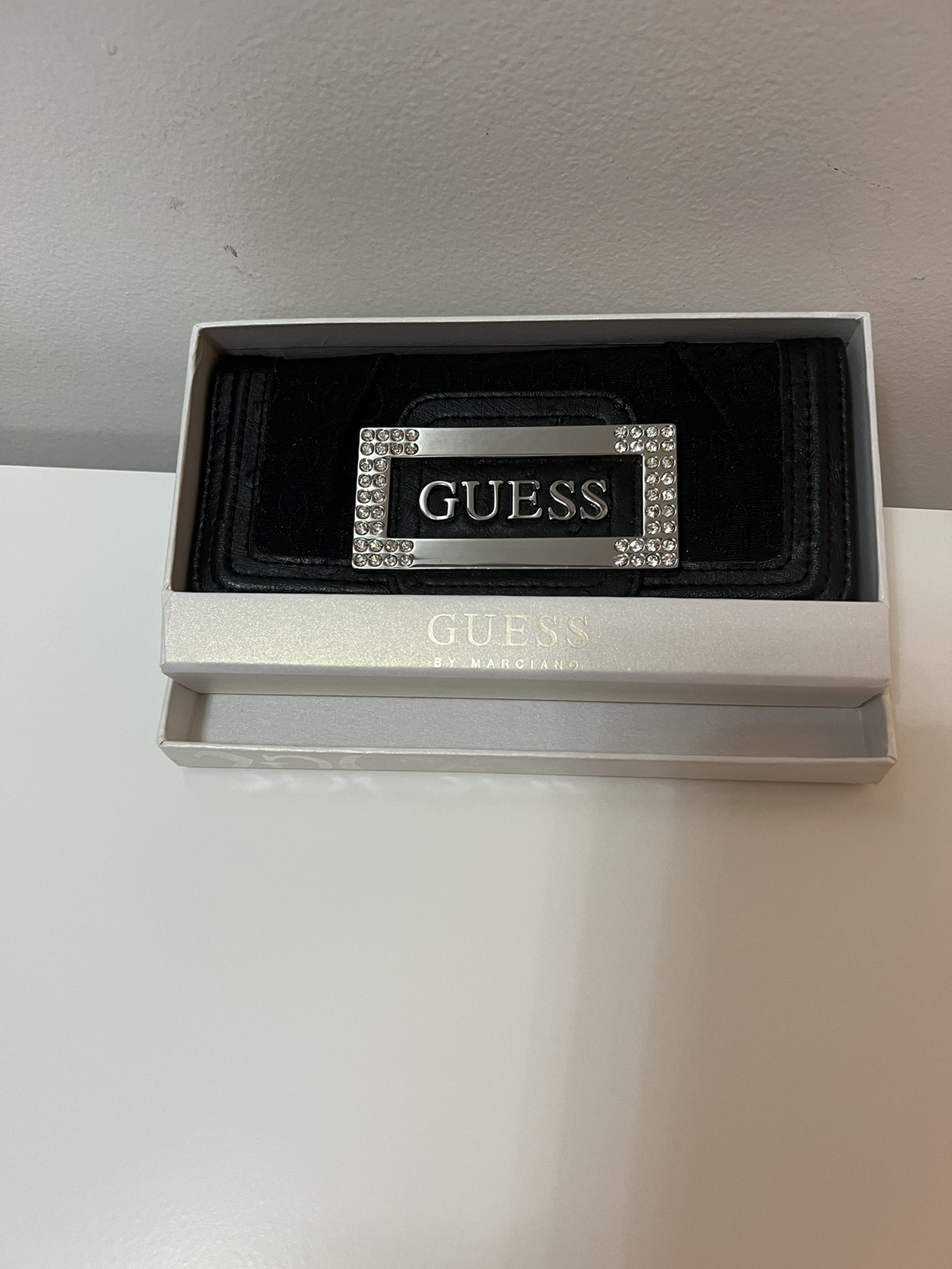 Elegant Guess Wallet image indicator(2)