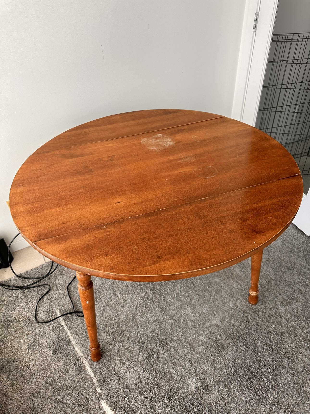 Round wooden foldable table