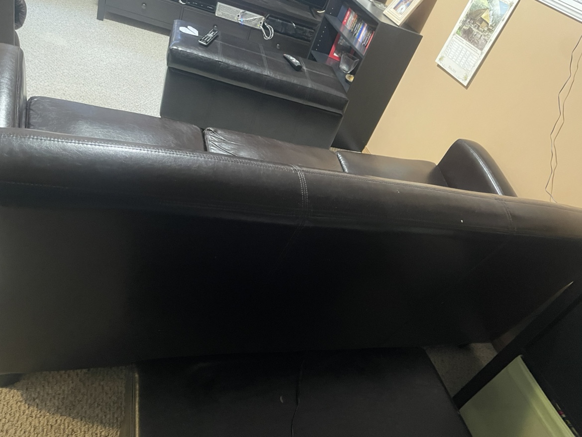 Like new condition couch. Pick up Bridlewood - photo 3