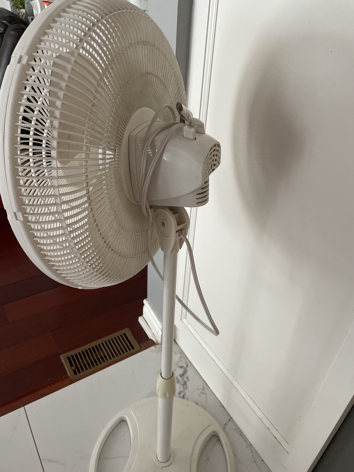 Used fan but it’s perfectly clean and working - photo 2