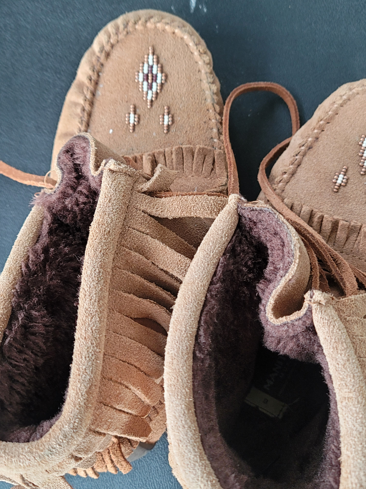 ManitoBah Mukluks image indicator(4)