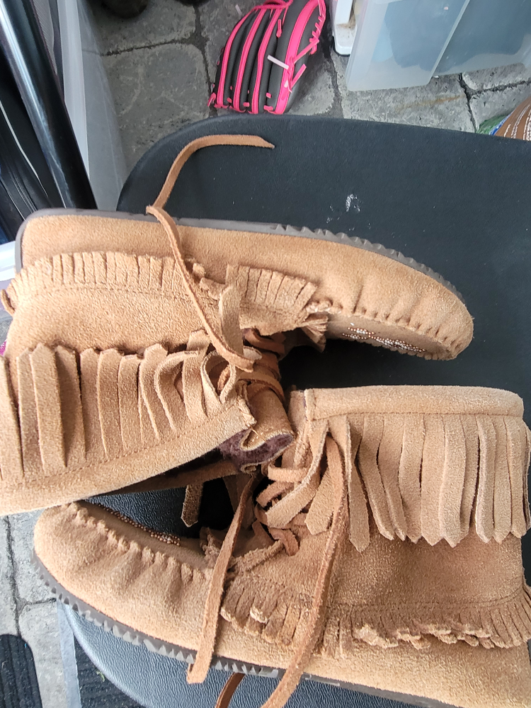 ManitoBah Mukluks image indicator(5)