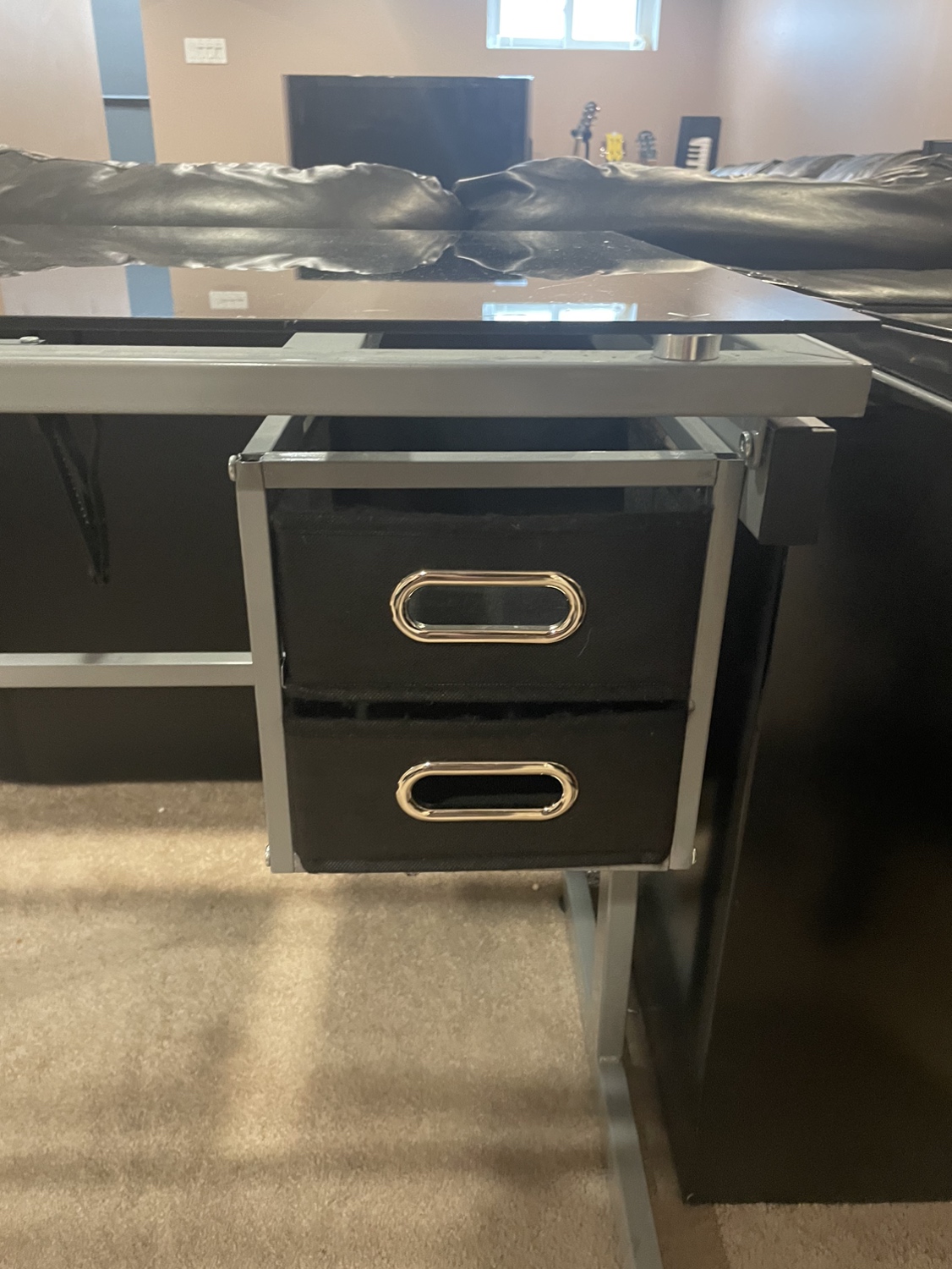 Desk - photo 4