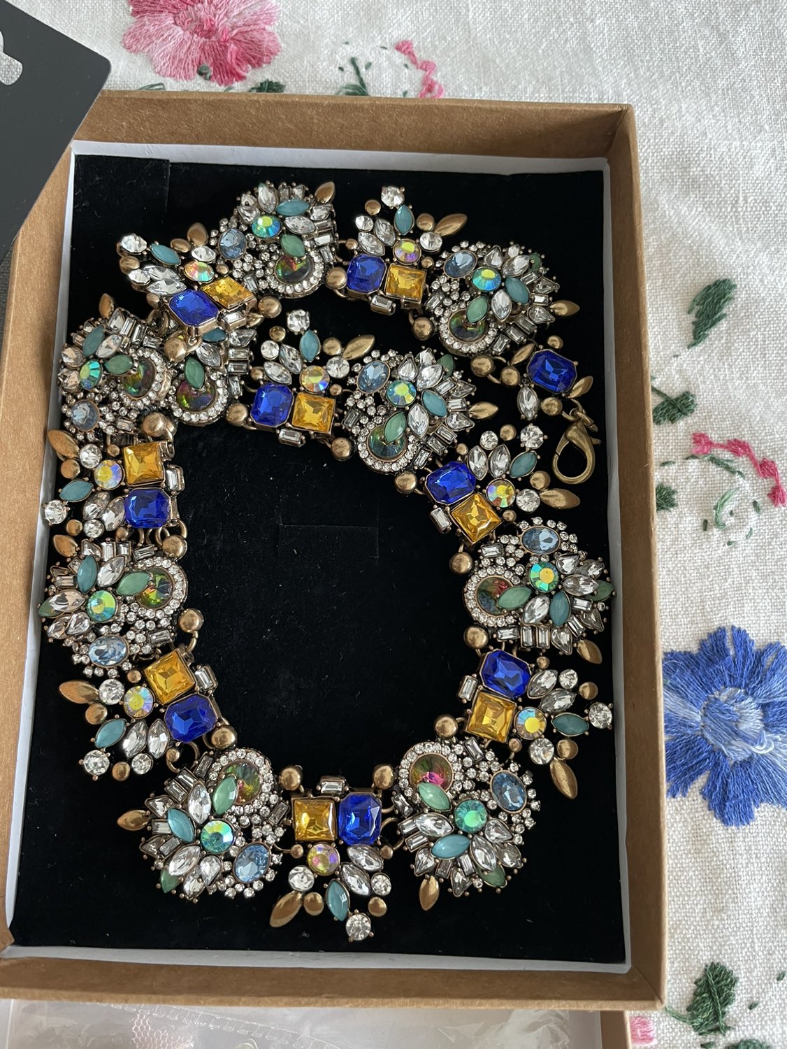 Tray of costume jewelry - photo 3