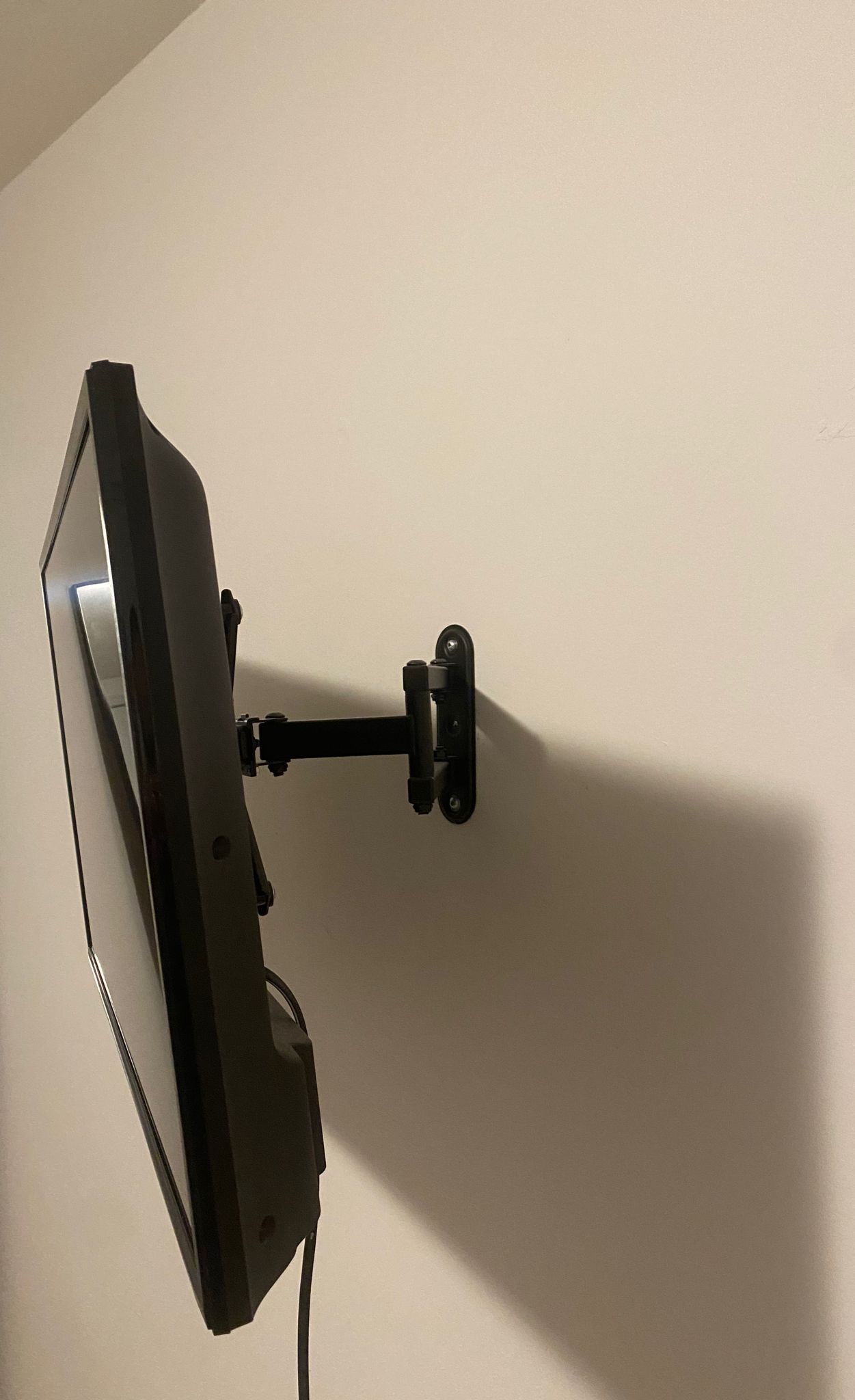 32in Sharp LCD Smart TV with Roku TV  + Wall mount - photo 2