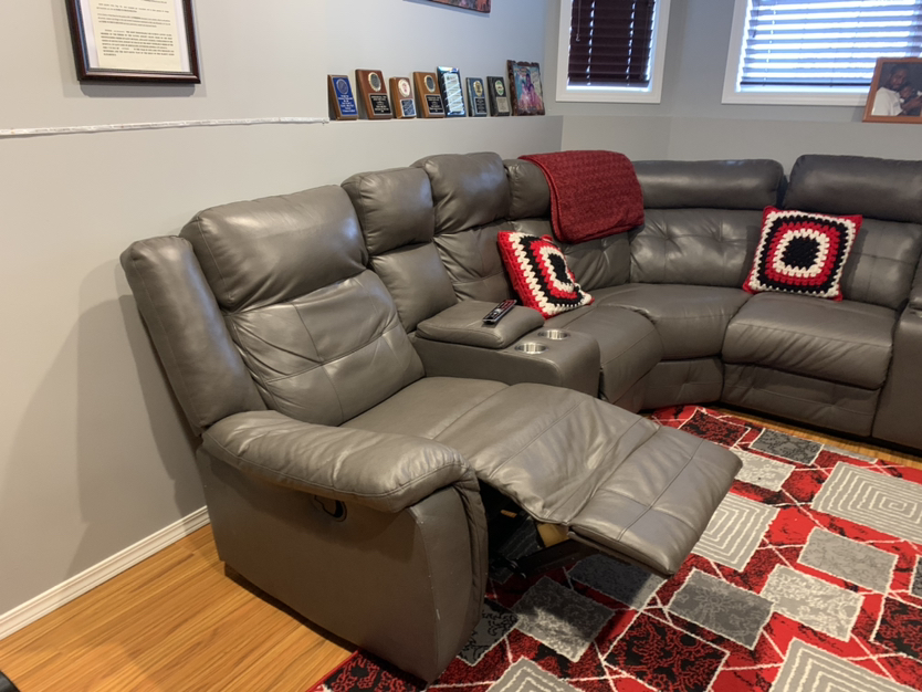 3 pc leather couch ( negotiable ) image indicator(2)