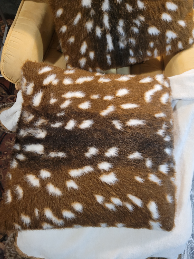 Animal faux fur pillows and blanket - photo 3