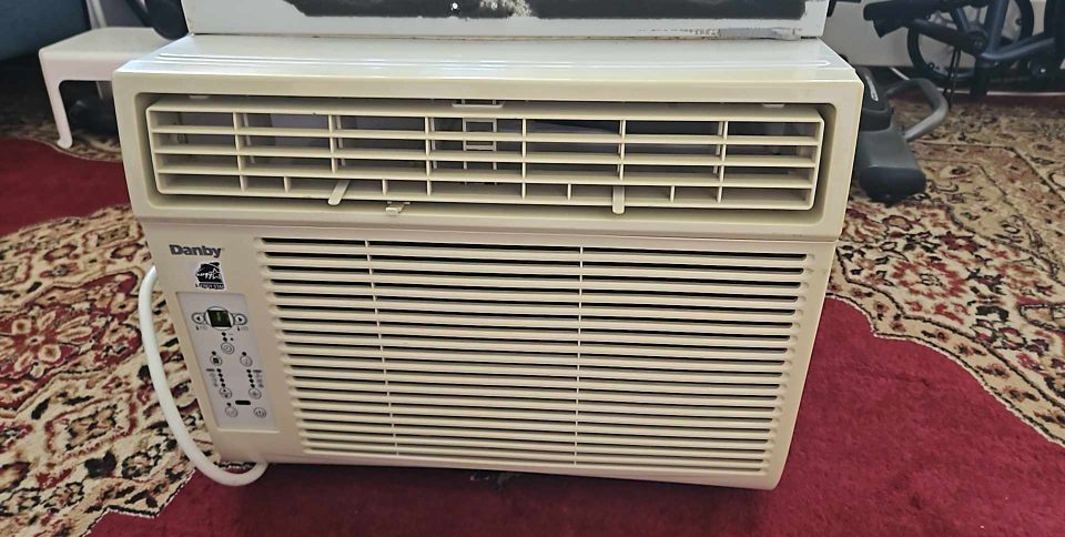 10000 btu Danby air conditioner in good condition