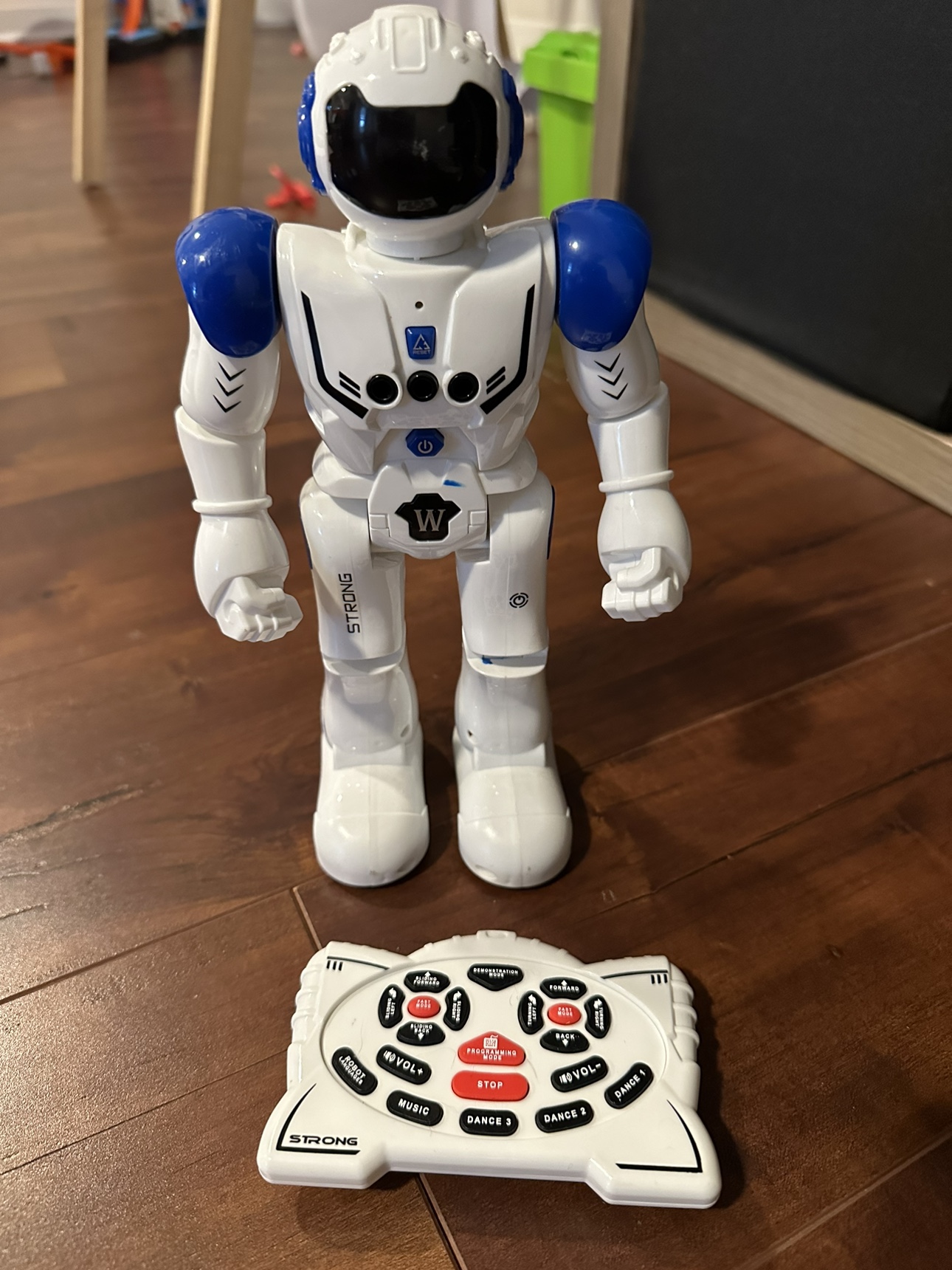 Dancing coding robot toy thumbnail