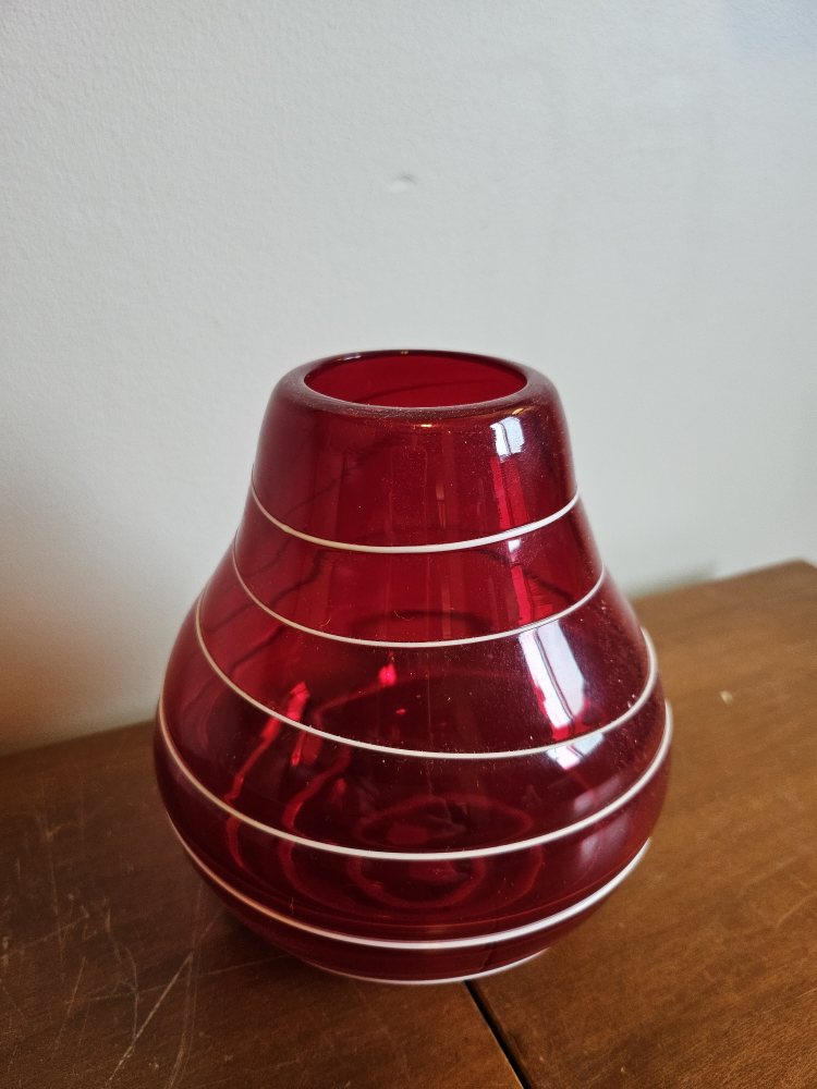 red vase (medium-sized) image indicator(5)