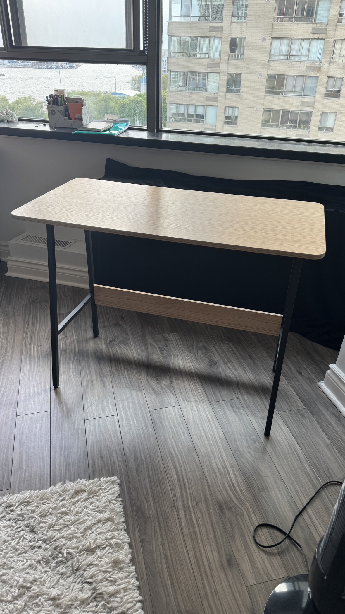 Desk in Excellent Condition thumbnail