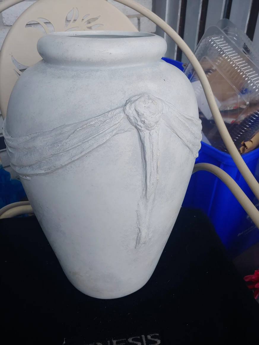 2  guy de  pelteau urn image indicator(3)