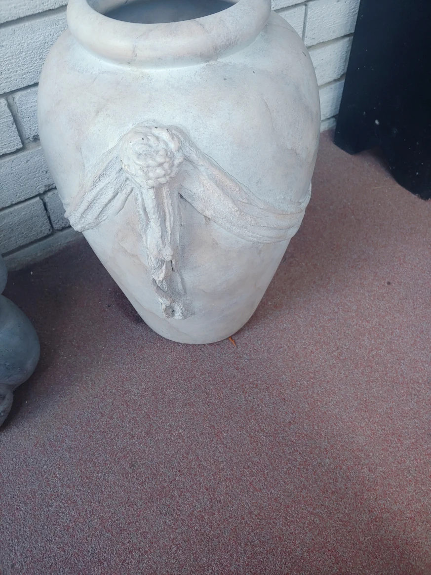 2  guy de  pelteau urn image indicator(7)